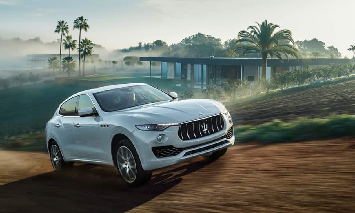 Auf Erfolgsfährte: Maserati LevanteWer im Luxus-Segment punkten will, braucht einen SUV. Ab sofort gilt das auch für Maserati - 19 Jahre nach einer Mercedes M-Klasse und 14 Jahre nach dem Porsche Cayenne. Auf fünf Metern Länge zieht die Fiat-Tochter alle Register - mit mehr Luxus und mehr Leistung. Die kommt aus V6-Triebwerken mit 275 bis 430 PS (0 - 100: 5,2 Sekunden, Vmax 264 km/h). Der auf dem Ghibli basierende SUV bietet Luftfederung oder Achtstufen-Automatik; ab 75'900 Franken.