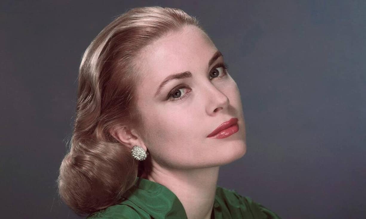 Ihre Geschichte ist eben so märchenhaft wie tragisch: Grace Kelly alias Gracia Patricia. Berühmt wurde das hübsche Mädchen durch Hitchcocks Filme. Später verlobte sie sich mit Prinz Rainer III von Monaco. Ihr Leben, von dem viele Mädchen träumten, endete mit einem tragischen Tod.