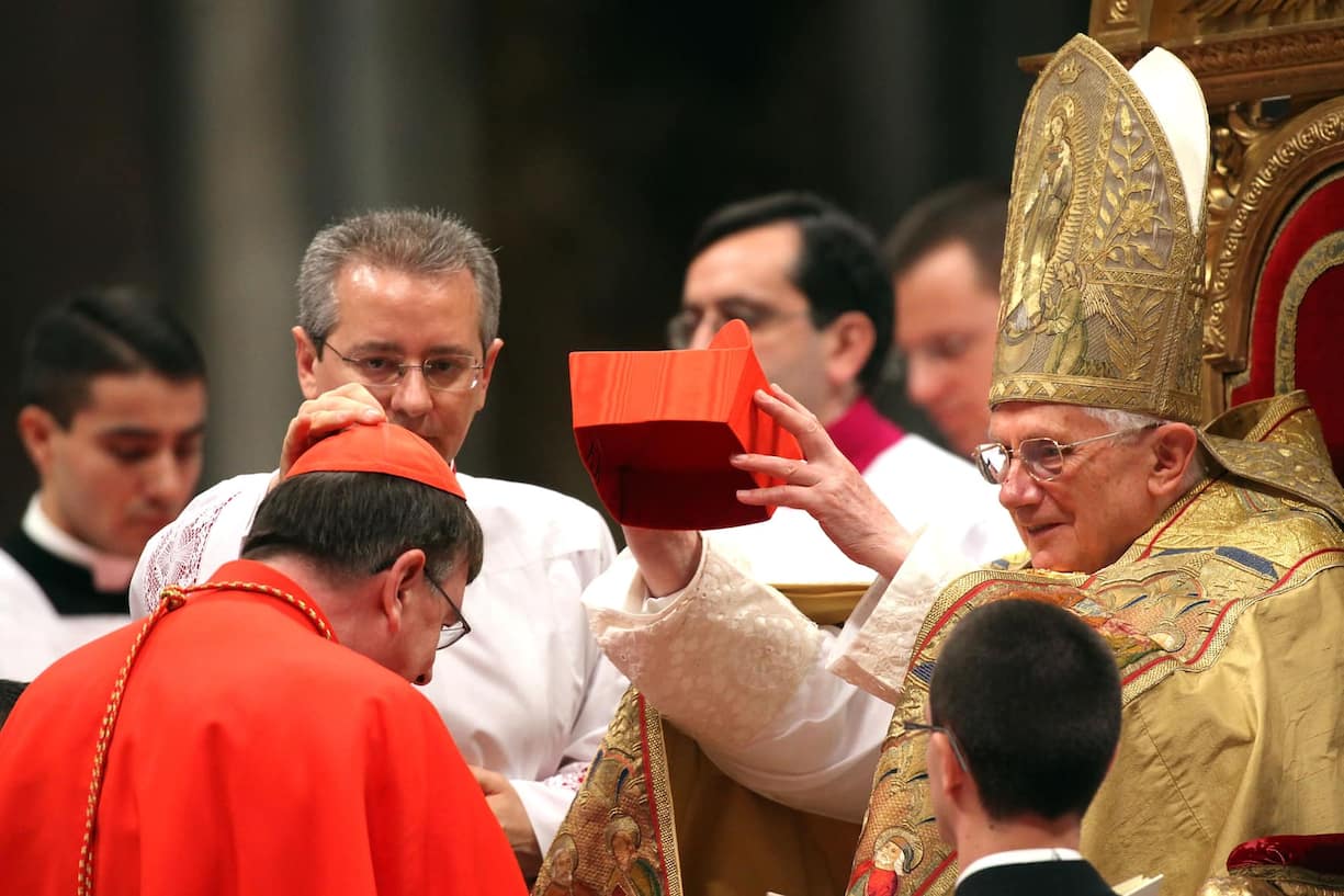 Papst Benedikt XVI. setzt Kurt Koch 2010 das Birett auf
