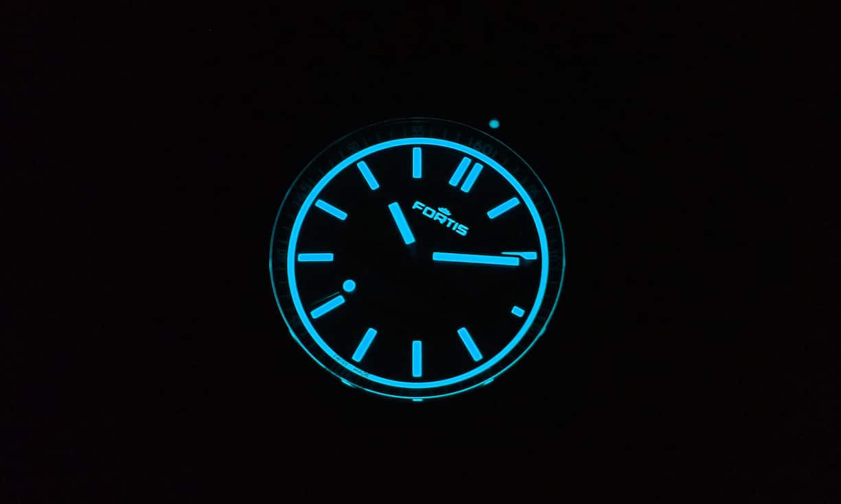 Auch für Nachttauchgänge geeignet: Die M-44 ist mit blau leuchtender Leuchtmasse (Superluminova, X1) ausgestattet, selbst das Rehaut und Logo leuchten im Dunkeln. 