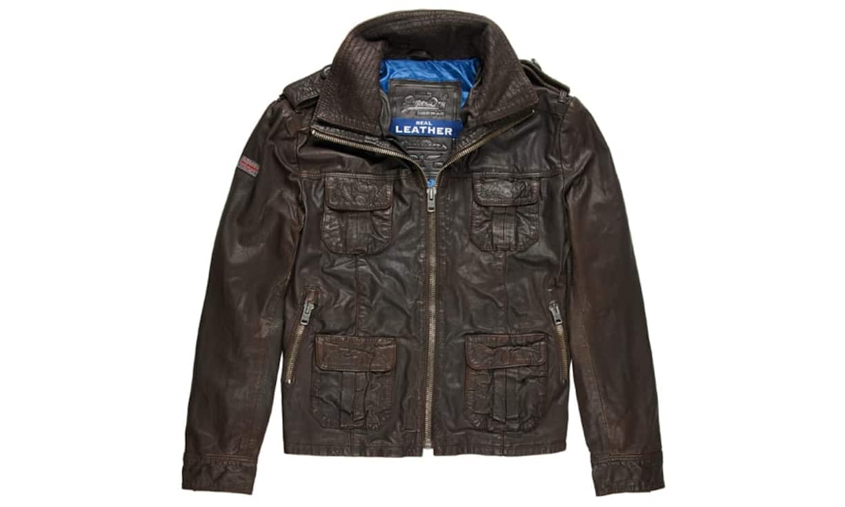 Cool: Superdry (Frau) Die Besonderheiten dieser Jacke mit Schulterklappen und geknöpften Manschetten sind ihre aufgesetzten Taschen sowie das weiche Vollnarbenleder. Preis 359.99 Franken