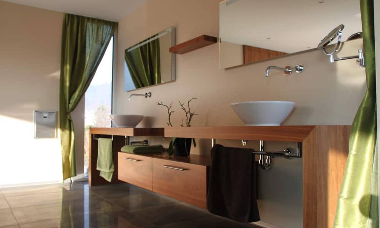 Das Studio mit Bad en Suite und direktem Zugang zur Terrasse kann auch als  Kinderzimmer genutzt werden. Auch auf dieser Etage befindet sich ein Gästezimmer sowie eine Gästetoilette mit Dusche.