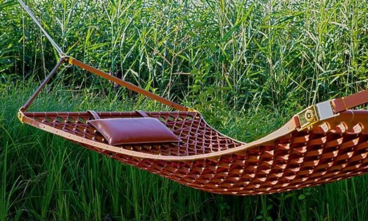 Dürfen wir vorstellen: Die teuerste Hängematte der Welt. Das Modell von Louis Vuitton kostet 30'000 Euro. Einem Milliardär ist sie das gewiss wert.Pinterest