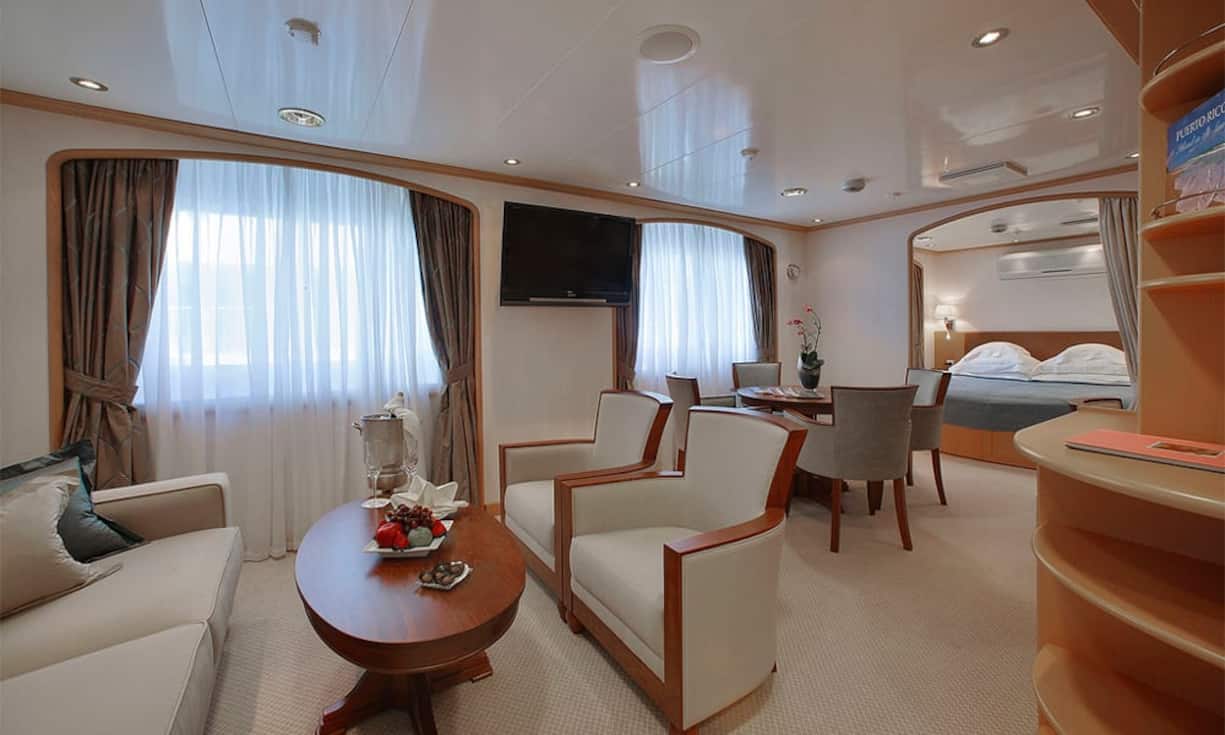 Platz 3: Luxus zum Schnuppern mit der SeaDream I Kleines Schiff mit grossem Luxus: Maximal 112 Passagiere werden auf der SeaDream I des SeaDream Yacht Clubs von einer 95-köpfigen Besatzung betreut. Ab 1050 Euro pro Nacht ist die Suite auf einer Kurzkreuzfahrt im Juli 2016 von Civitavecchia nahe Rom ins mondäne Nizza zu haben.SeaDream Yacht Club