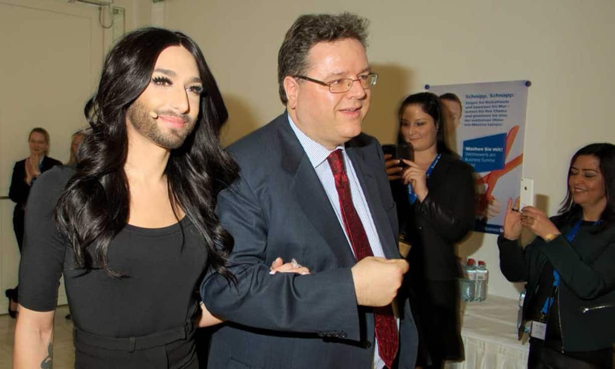 Conchita Wurst, SängerIn;
Oliver Stoldt, Gastgeber