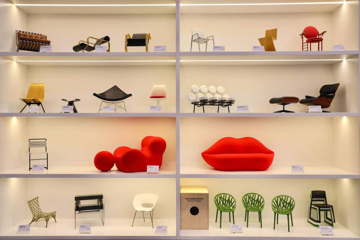Das Vitra Design Museum in Weil am Rhein ist Museum und Werkstätte in einem. Noch heute verkauft es den Eames Lounge Chair (im Bild in der zweiten Reihe von oben ganz rechts).