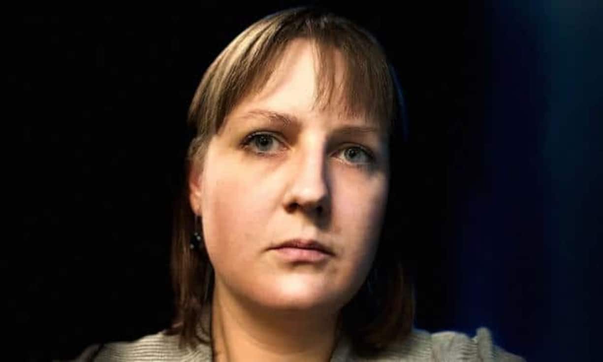 Oder «Bühnenlicht». Der Hintergrund auf diesem Selfie ist im Original derselbe wie bei den vorherigen Fotos. Positiv: Selbst wenn ein Porträtbild mit dem Effekt «Bühnenlicht» fotografiert wurde, lässt sich im Anschluss das Bild wieder auf «Original» zurückstellen und der Hintergrund ist dann zu sehen.