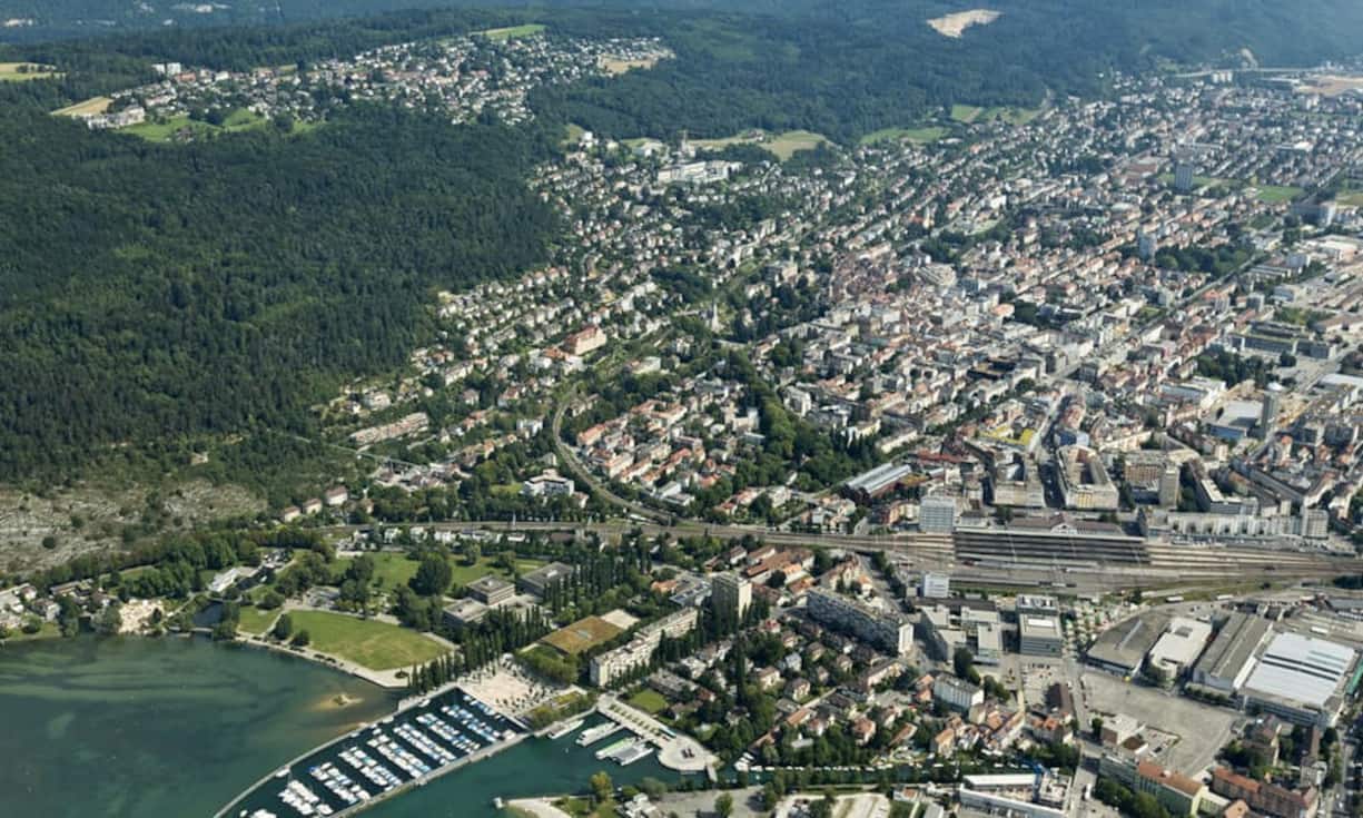 Platz 10: Biel
In Puncto Sauberkeit der Hotels in Schweizer Städten schneidet Biel am schlechtesten ab. Die Hotelgäste zeigen sich hier weniger zufrieden (Bewertung 7,74; Bestwert 10). Gegenüber dem Vorjahr (7,81) verliert die ansässige Hotellerie an Boden und präsentiert sich damit als Schlusslicht.