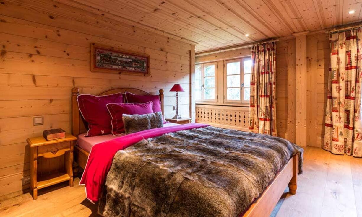 Mit dem Lift oder der Treppe gelangt man in das Dachgeschoss, wo drei Schlafzimmer eingerichtet sind. Das Masterschlafzimmer verfügt über zwei Garderoben, ein Badezimmer mit Badewanne und separater Toilette. Die beiden weiteren Schlafzimmer sind ebenfalls mit En-Suite Badezimmer ausgestattet.