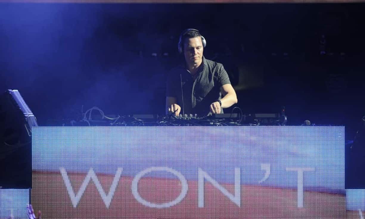 Rang 3: Tiësto (45) mit 28 Millionen Dollar.
Der Niederländer Tijs Michiel Verwest tritt als Tiësto jährlich über 100 Mal auf. Seit Jahrzehnten kann sich der DJ und Musikproduzent in der Musikszene behaupten.