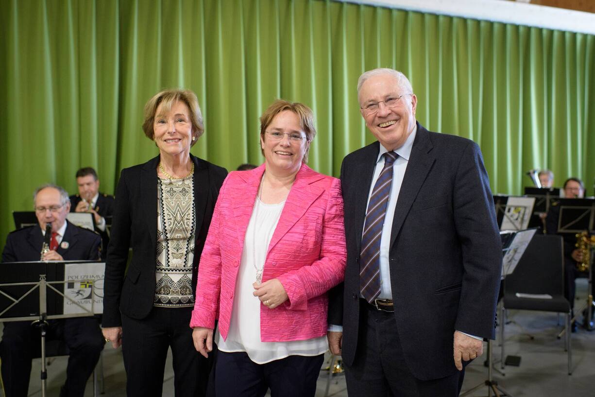 Silvia Blocher, Nationalraetin Magdalena Martullo-Blocher und alt Bundesrat Christoph Blocher, posieren fuer Fotografen vor der Polizeimusik Graubuenden, an der Delegiertenversammlung der SVP Schweiz, am Samstag, 24. Maerz 2018, in Klosters. (KEYSTONE/Gian Ehrenzeller)