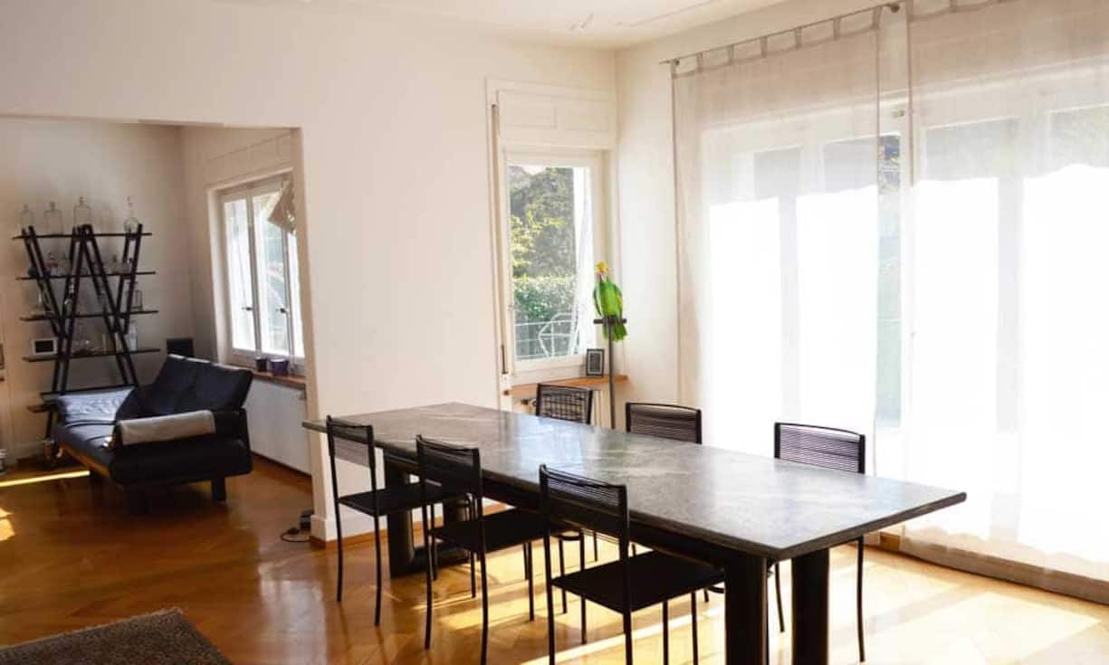 Die Villa steht an ruhiger Quartierlage. Vielfältige Infrastruktur ist dennoch in Gehdistanz erreichbar. Preis:2,3 Millionen Franken Quelle und Bilder: Engel & Völkers