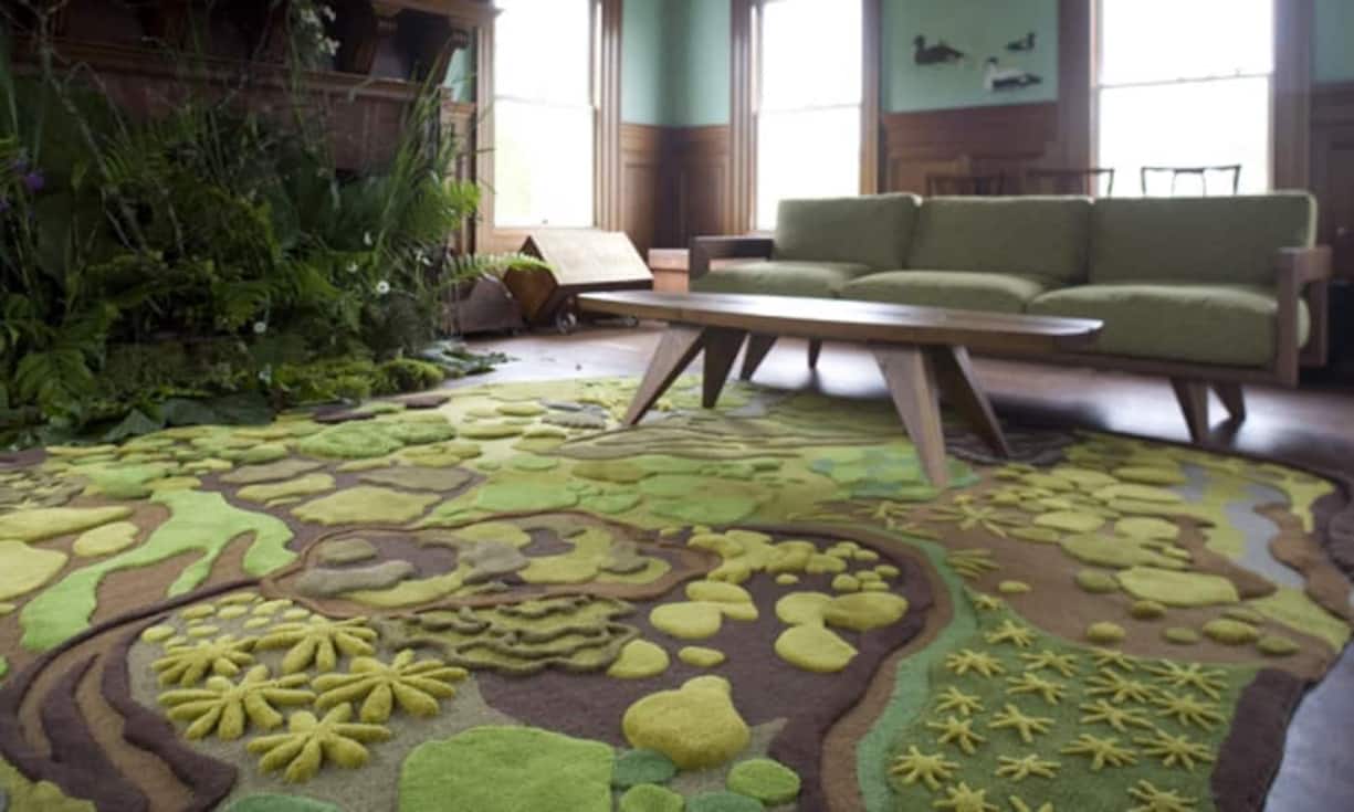 Wild: Mit dem grün-braun gemusterte Teppich von Angela Adams kommt die Waldlandschaft zu einem nach Hause.