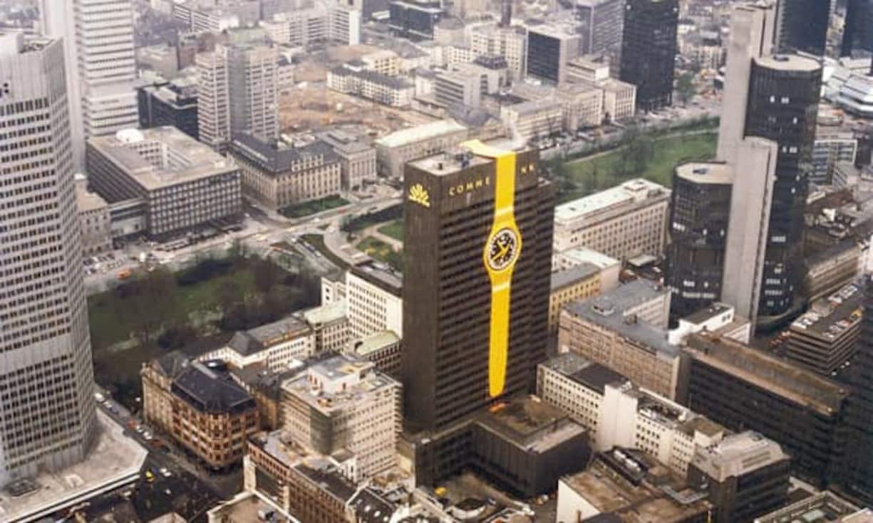 Riesen-Swatch 1984 als Werbung am Hauptsitz der Commerzbank.
