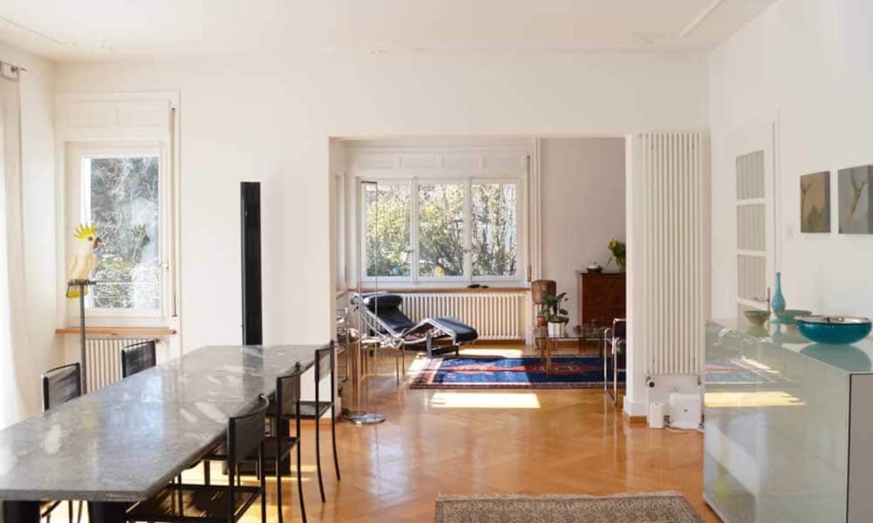 In der Villa verteilen sich 7,5 Zimmer auf einer Wohnfläche von 265 Quadratmetern. Die grosse Raumhöhe und viele Fenster führen zu lichtdurchfluteten Zimmern.