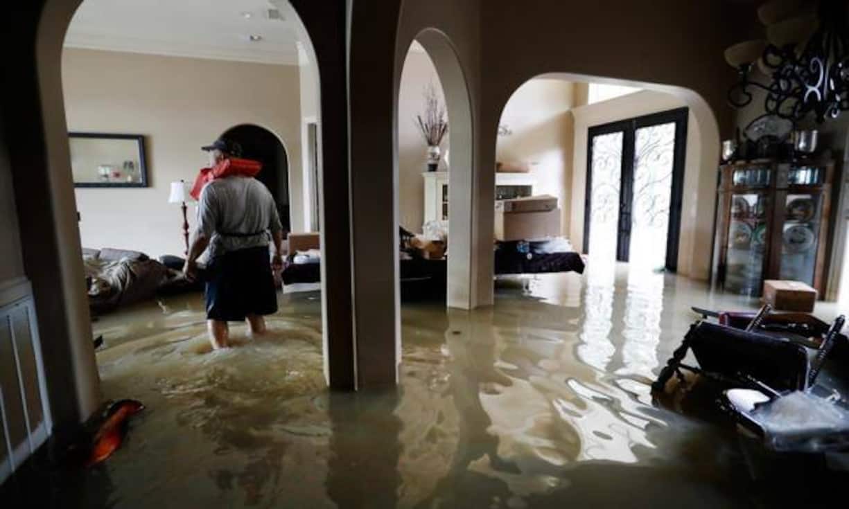Bei Zehntausenden Menschen stand das Wasser so hoch im eigenen Heim, dass sie ihre Häuser verlassen mussten.