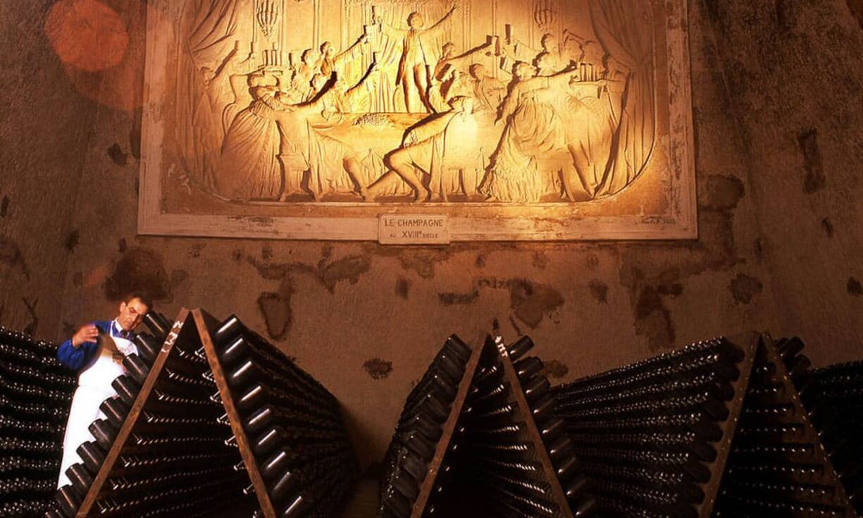In den Kellern der Champagnerhäuser lagern 1'403 Milliarden Flaschen.