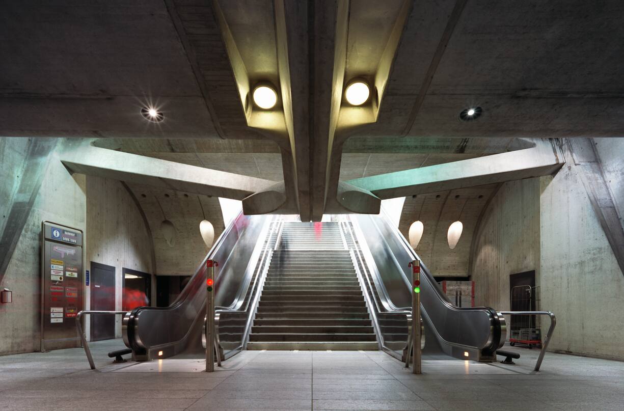 Rolltreppen und eine Treppe fuehren von der Unterfuehrung im Bahnhof Stadelhofen, Zuerich, zu den Perrons, aufgenommen am 13. Juli 2004. Die Erweiterungsbauten des Bahnhofs wurden vom Architekten Santiago Calatrava entworfen. (KEYSTONE/Gaetan Bally) === , === : FILM, Grossformat]