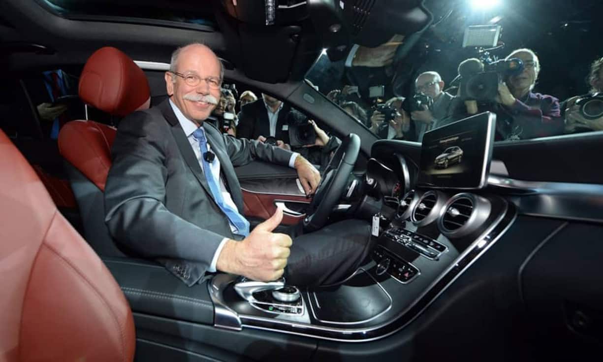 Daumen hoch: Zetsche sitzt im neuen Modell S600.