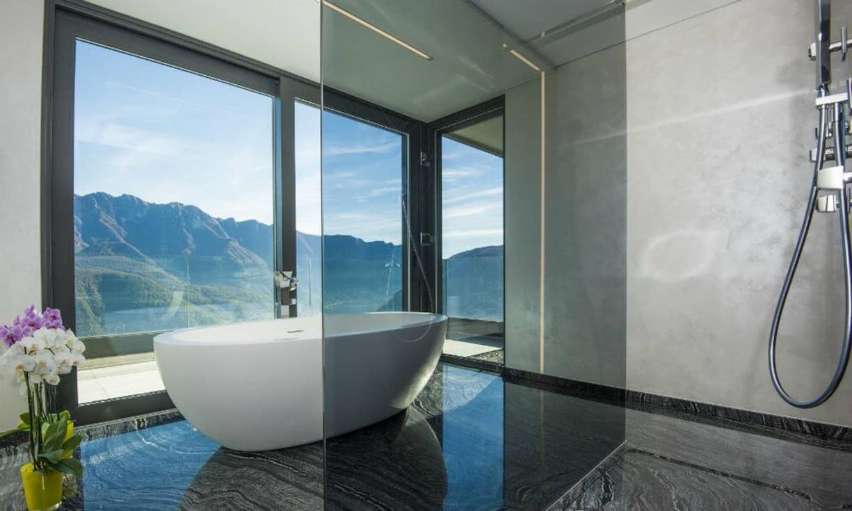 In der Badewanne liegend, hat man eine Aussicht auf den Luganersee.
Zur Entspannung steht ein Fitnessraum mit Sauna und Dampfbad zur Verfügung.