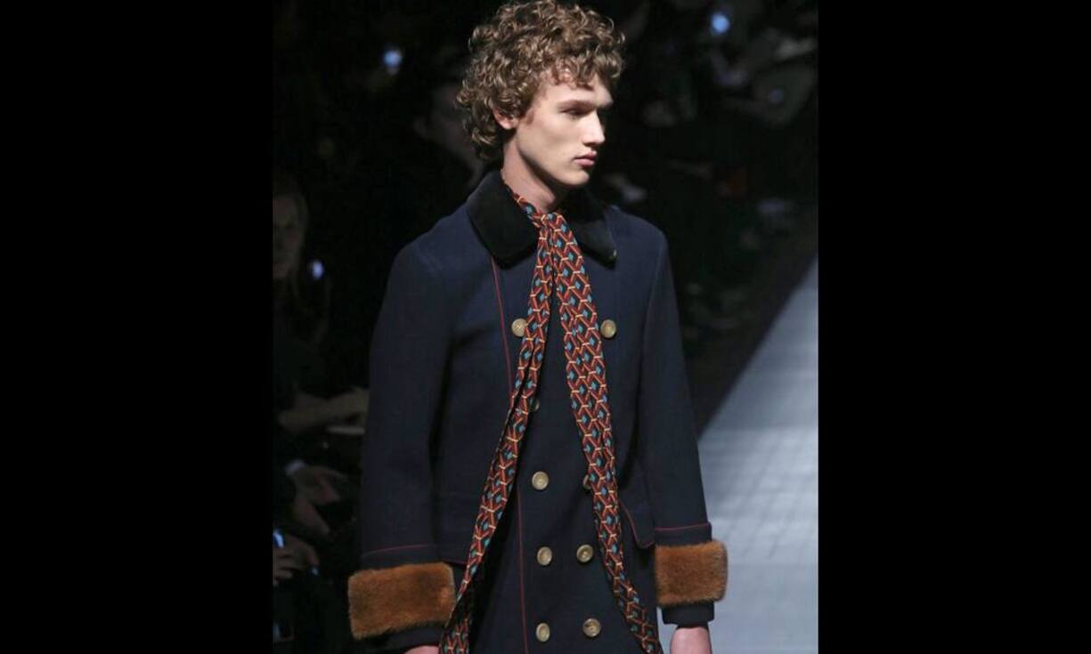 Gute Kombi: Dicker Mantel mit dünnem Schal.