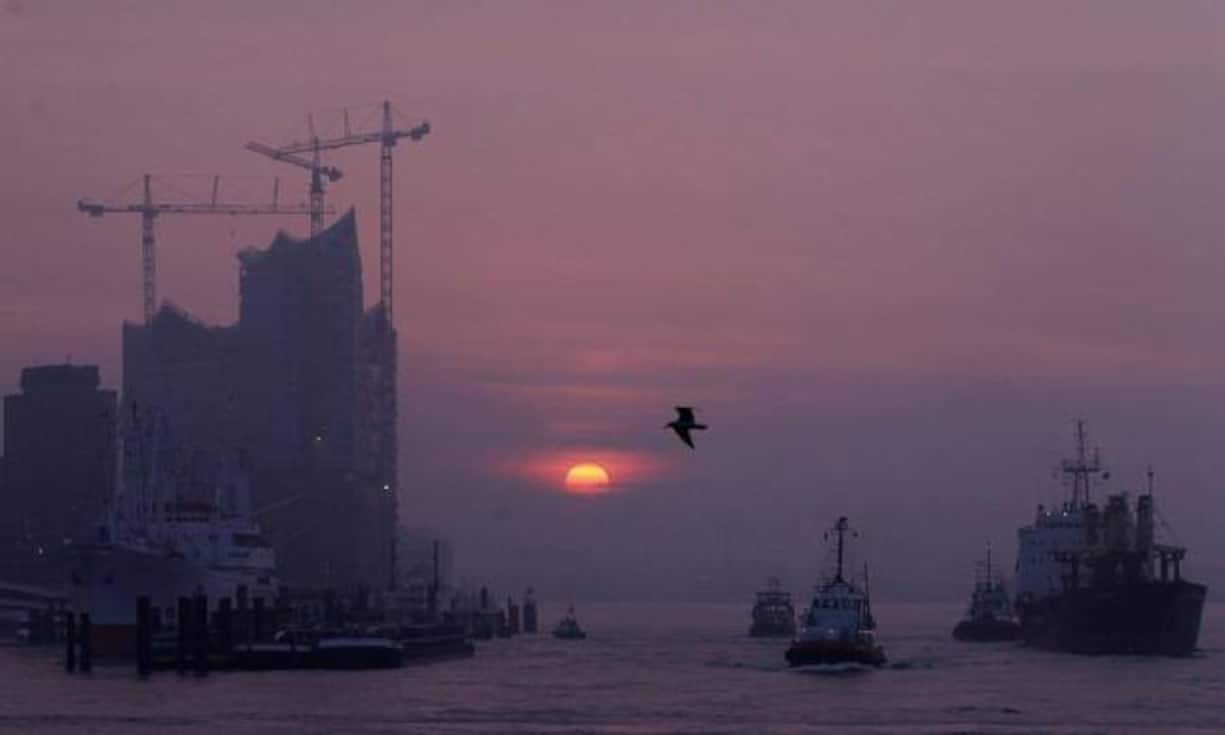 Gar als Skandalprojekt gilt inzwischen die Elbphilharmonie in Hamburg. Das seit 2007 im Bau befindliche Konzerthaus sollte eigentlich 77 Millionen Euro kosten und 2010 eingeweiht werden. Inzwischen ist die Eröffnung auf 2017 verschoben worden und die voraussichtlichen Kosten betragen rund 800 Millionen Euro.