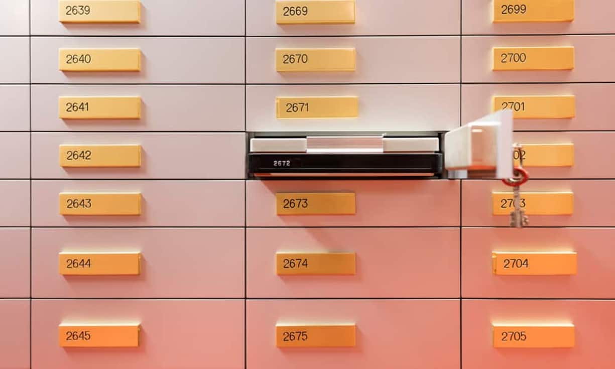 Gemessen am Literpreis der kleinsten Fächer (67.30 Franken) gehört Goldhändler Degussa zu den teuersten Anbietern. Degussa rechtfertigt die Preise mit dem neuesten Sicherheitsstandard. 5,3 x 25,5 x 44 Zentimeter kosten hier 400 Franken im Jahr. Zusätzliche 100 Franken zahlen Kunden für ein Schlüsseldepot. Einen 24-Stunden-Zugang gibt es nicht. 
Bilder: Keystone