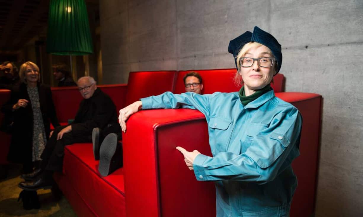 Platz 2: Pipilotti RistDie Arrangeurin von sinnlichen Environnements und Videos landet erneut auf Platz 2. Rist machte kürzlich in ihrer Heimatstadt Zürich mit ihrer delirischen Ausstellung im Kunsthaus Furore und ist gefragter denn je: Renommierte Museen zeigten sie in Solo-Ausstellungen. Preisspanne: 5'000 - 500'000 Franken