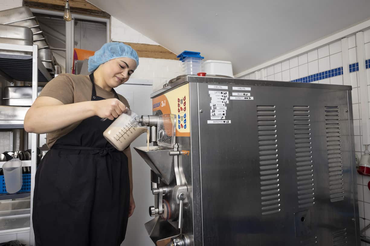 Sara Agostini, 28, bedient den «Mantecatore», die Eismaschine, die mit 30000 Franken den Wert eines Kleinwagens hat.