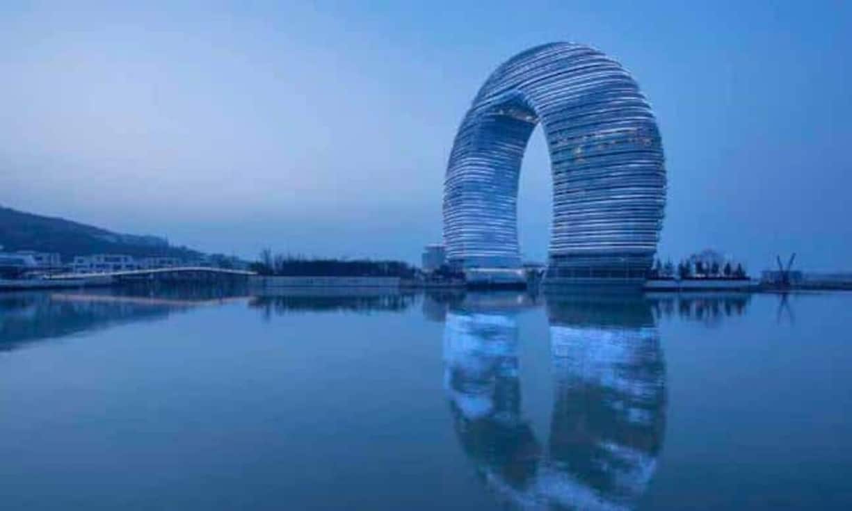 6. Platz: Sheraton Huzhou Hot Spring Resort - Huzhou, China. Bereits der nächste Vertreter aus Asien. 1,5 Milliarden kostete der teuerste Wolkenkratzer auf dem chinesischen Festland. Das 27-stöckige Luxushotel besitzt eine Höhe von 102 Metern.