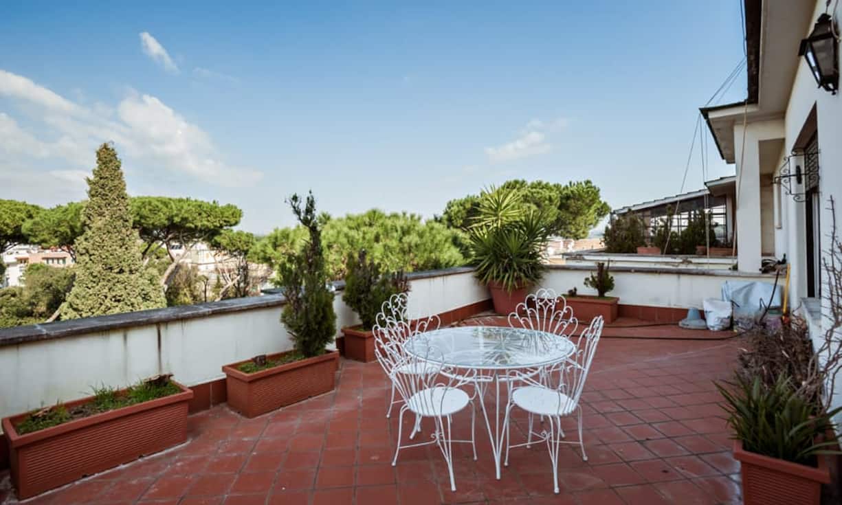 ..und verfügt über eine 80 Quadratmeter grosse Terasse...