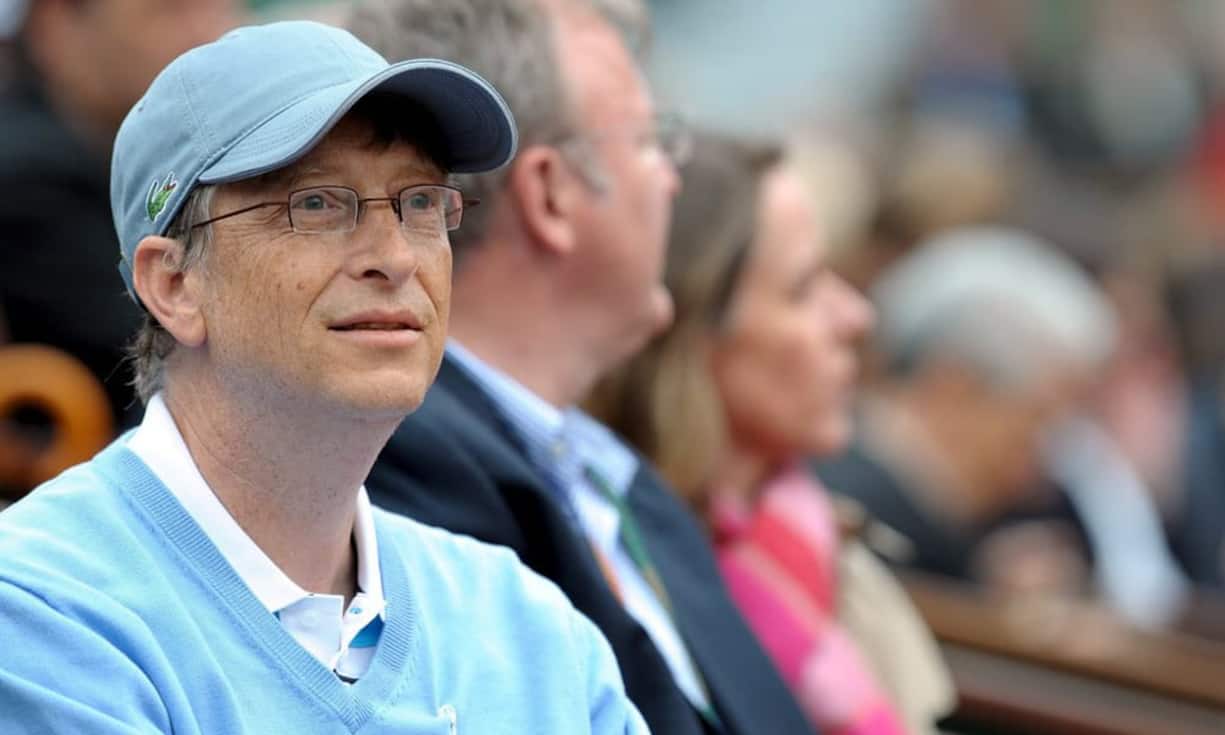 Auch Microsoft-Gründer Bill Gates (geschätztes Vermögen 77 Milliarden Dollar) bleibt gerne aktiv und beweglich und spielt daher - neben den Bridge-Runden mit Warren Buffett - in seiner Freizeit Tennis. Daneben schaut er aber auch gerne den Tennis-Profis zu und besucht das ein oder andere Match als Zuschauer.