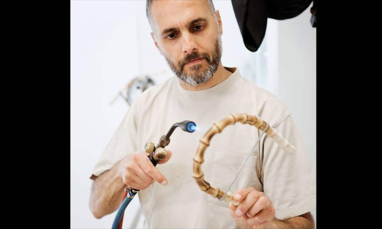 Claudio Parrini ist Guccis Bambus-Experte. Er kann den exakten Moment abschätzen, wann der Bambus heiss genug zum Biegen ist und wann die Brandfärbung den richtigen Ton erreicht hat.