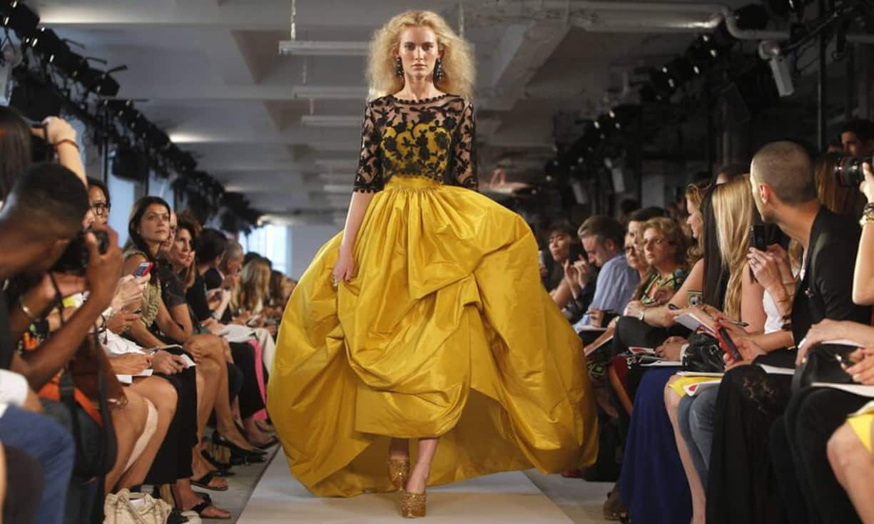 Am bekanntesten war de la Rentas prunkvolle Damenmode. Hier ein typisches Kleid an einer Fashion Show im Jahr 2012.