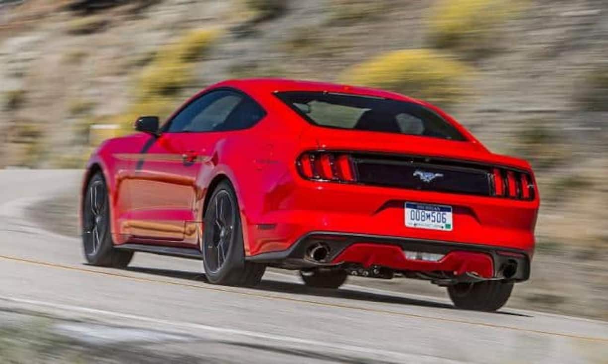 Alle Versionen kommen serienmässig mit Performance-Paket, das unter anderem dank einer modifizierten Fahrwerksabstimmung inklusive angepasster Fahrwerkslager, einer verbesserten Kühlleistung, einer zusätzlichen Strebe zwischen oberer Radaufhängung und Motorraum-Stirnwand, verstärkten Stabilisatoren hinten sowie einer speziellen Abstimmung der Fahrer-Assistenz-Systeme sowie der elektrischen Epas-Servolenkung noch bessere Handling- und Fahreigenschaften garantieren soll.