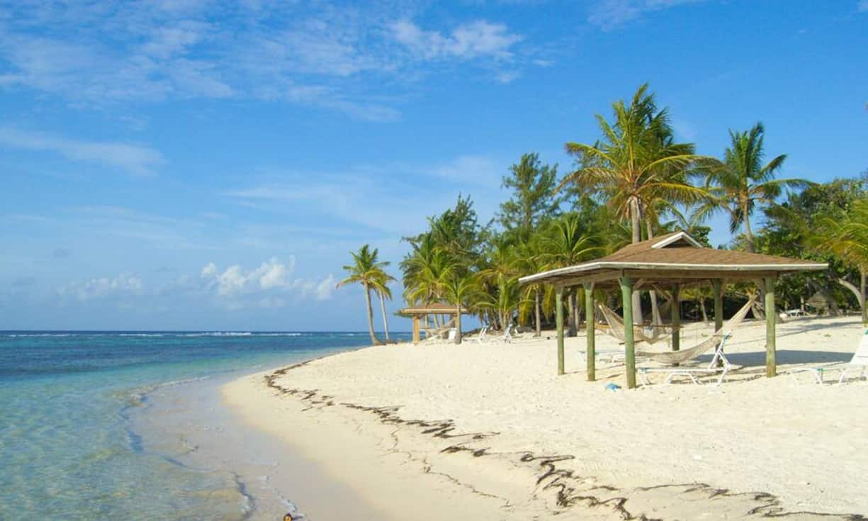 Platz 10: Kaimaninseln, KaribikDie zum britischen Überseegebiet des Vereinigten Königreichs zählende Insel ist eine waschechte Steueroase. Wassersportler sind in diesem Taucherparadies gut aufgehoben, während Nachtschwärmer derzeit eher noch in die Röhre gucken. Es gibt einige Investitionsinitiativen, die den Tourismus auf ein höheres Niveau heben werden. Durchschnitts-Hauspreis: 2,37 Millionen Dollar.Adam Gerritsma/Flickr/CC