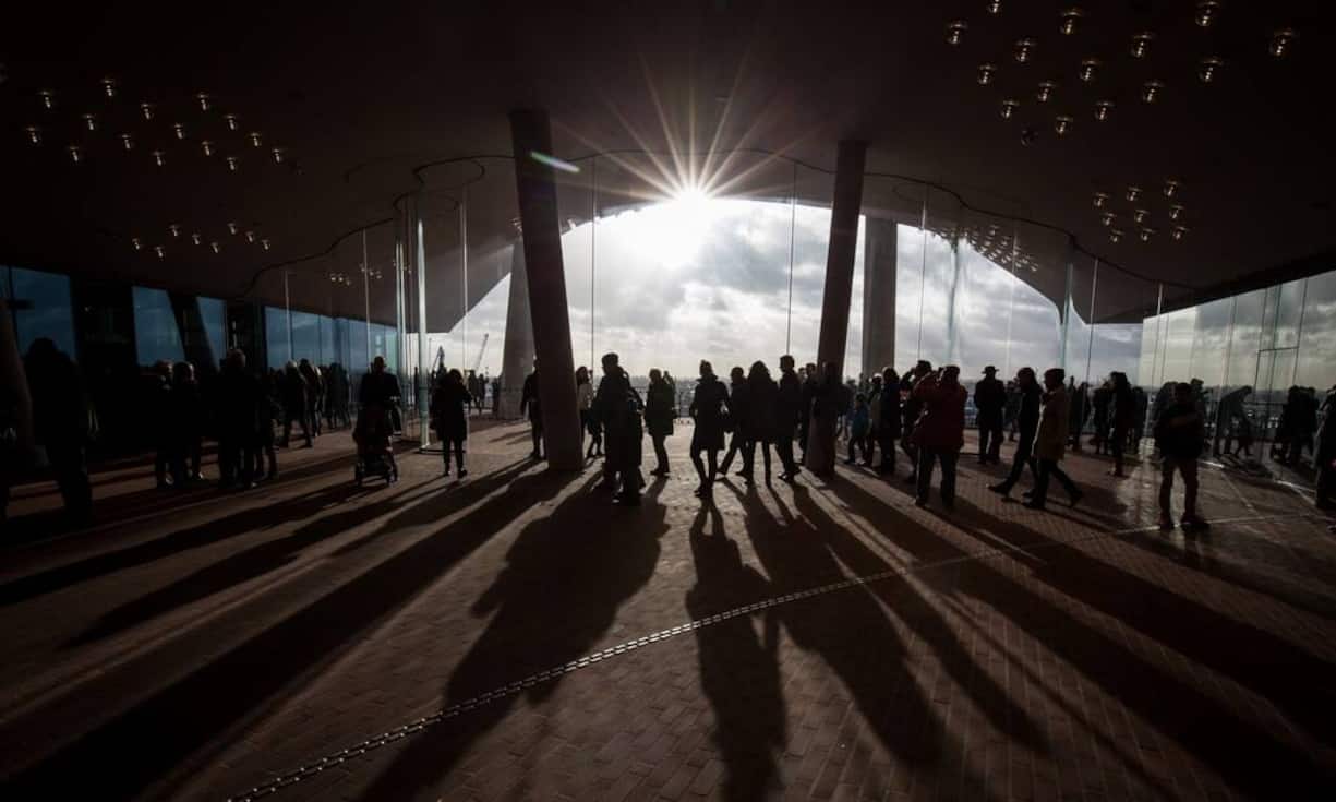 Da die Kapazität begrenzt ist, müssen die Besucher vorher Tickets ziehen. Nur Konzertbesucher kommen ohne Ticket zur Plaza.