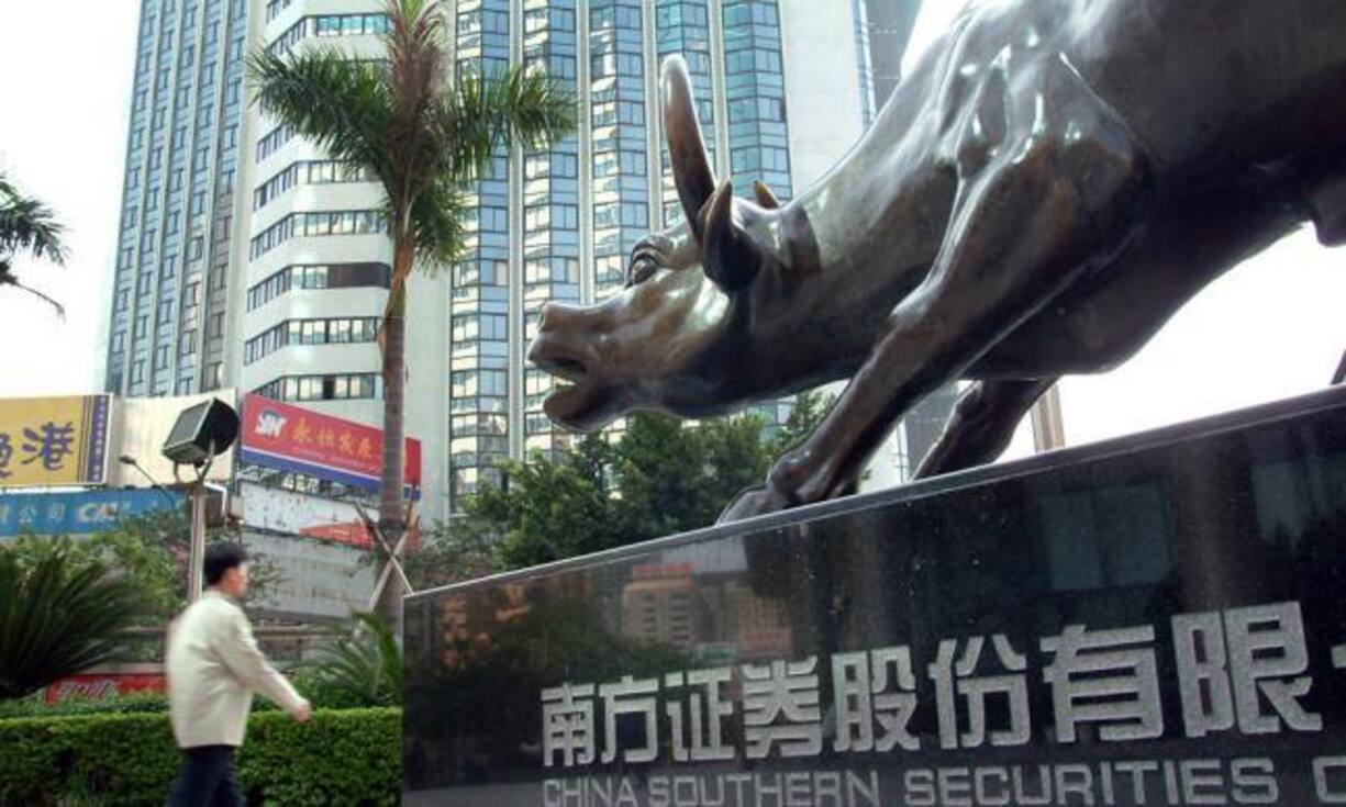 Denn die Aktionen der Regierung lassen ausländische Investoren zweifeln, ob die Kurse tatsächlich von Fundamentaldaten getrieben sind. Dieser Reputationsschaden ist aus Sicht von Experten langfristig sogar schlimmer als die wiederholten Korrekturen an der Börse.