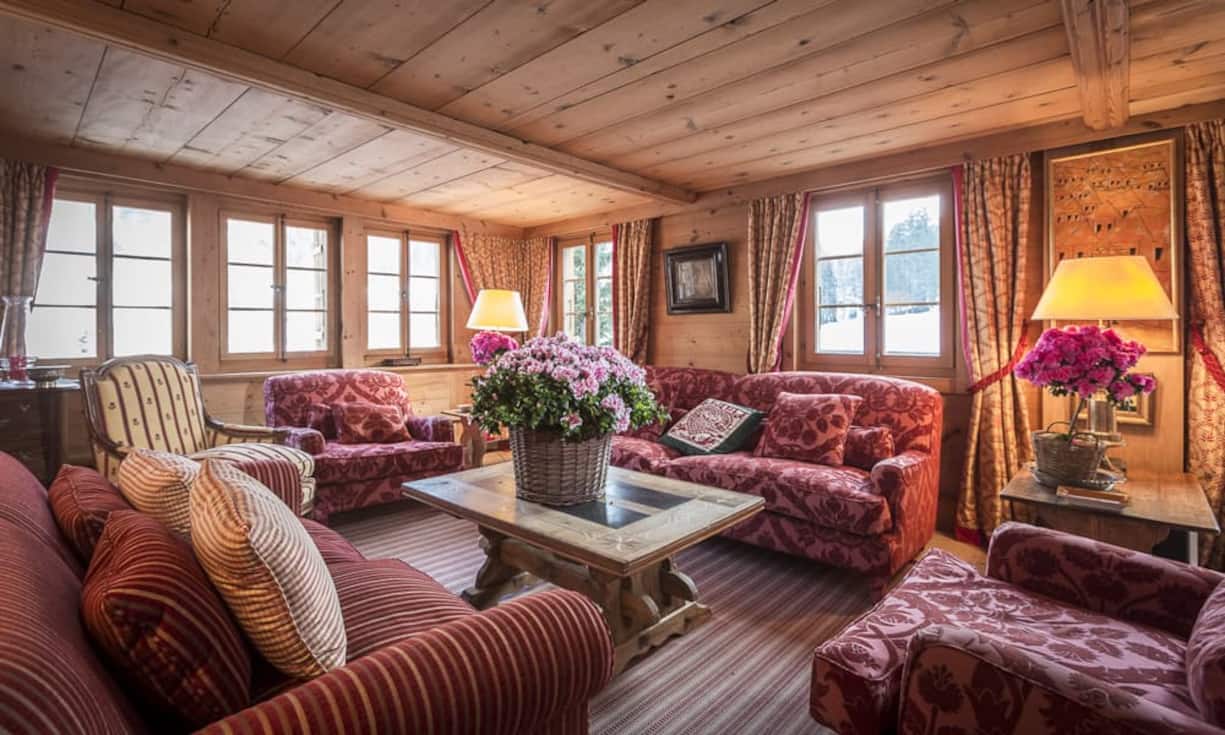 Das einmalige Bergpanorama von Gstaad sowie der grosse Garten bieten Raum für Erholung.