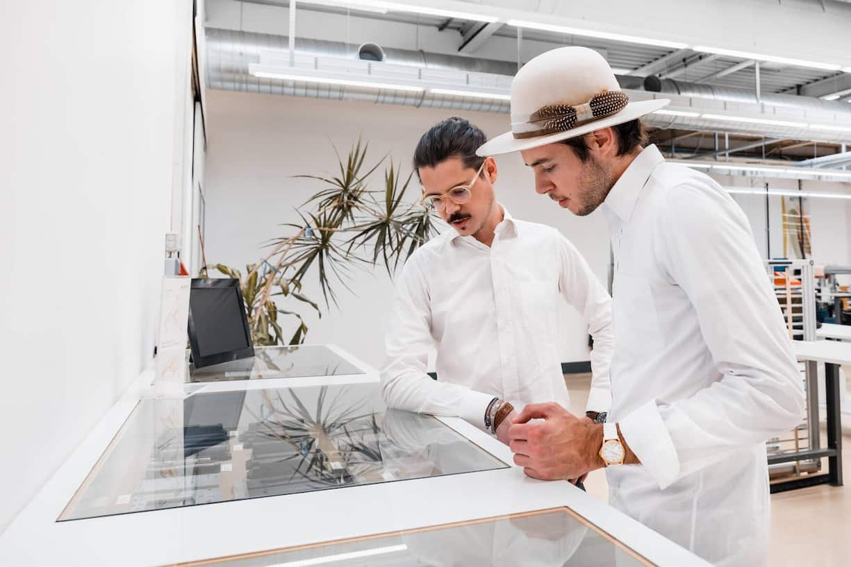 Matthäus Hirsch, (32, links) leitet mit seinem Bruder Nikolaus (33) den österreichischen Weltmarktführer für Uhrenarm­bänder in neunter Generation.