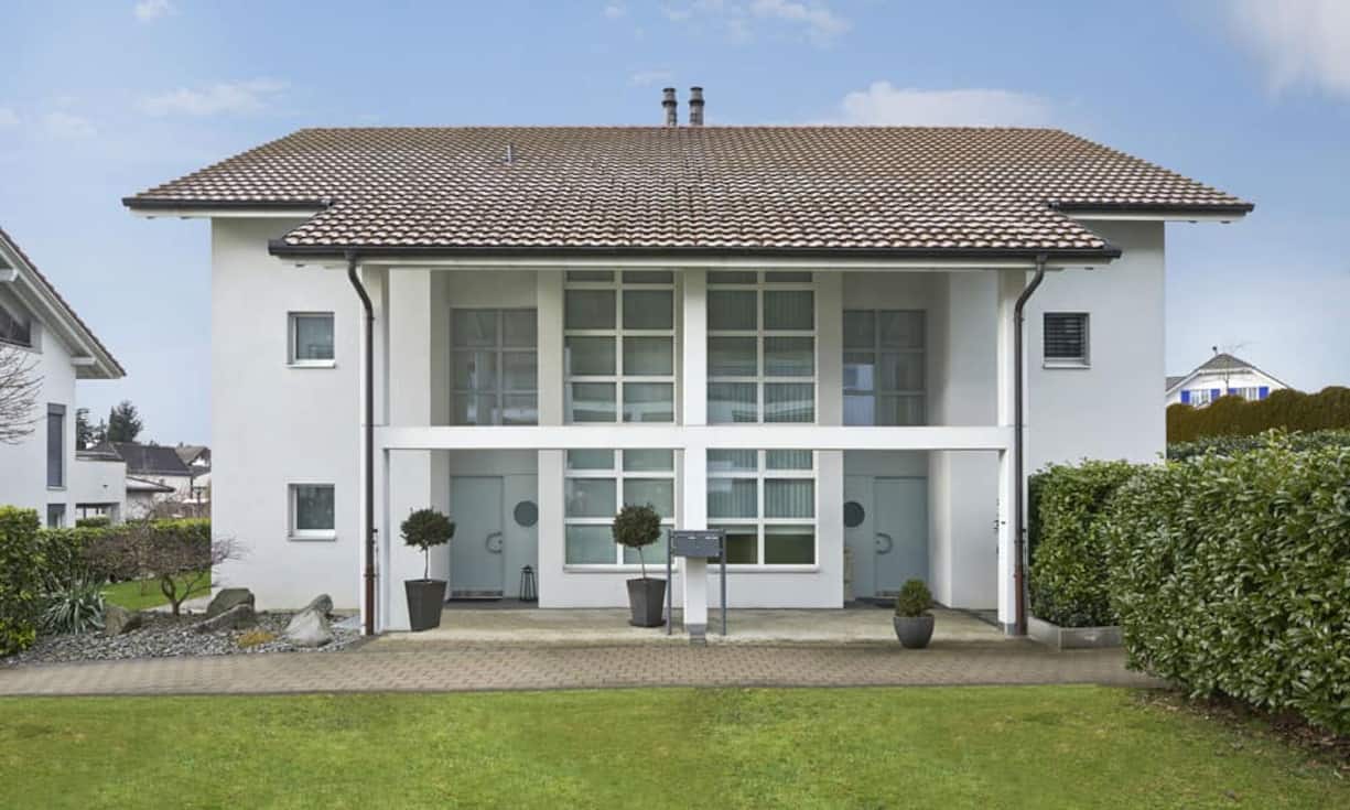 Die Liegenschaft ist ein verkehrsfreies Eckhaus mit eigenem Grundstück. Zur Liegenschaft gehört ein Anteil an der Wohnanlage Waldpark. Das grosszügig gestaltete 6,5 Zimmer Haus wurde als 7,5 Zimmer Haus konzipiert.