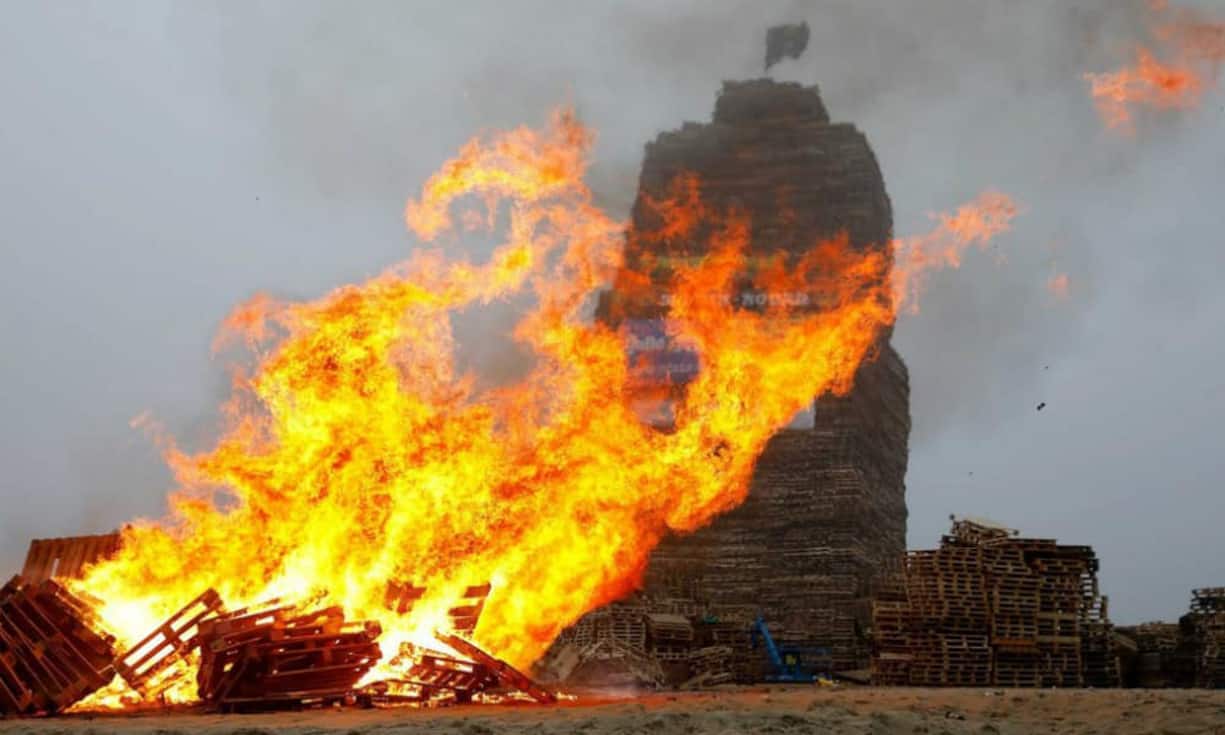 In den Niederlanden werden dagegen Holzstösse angezündet.