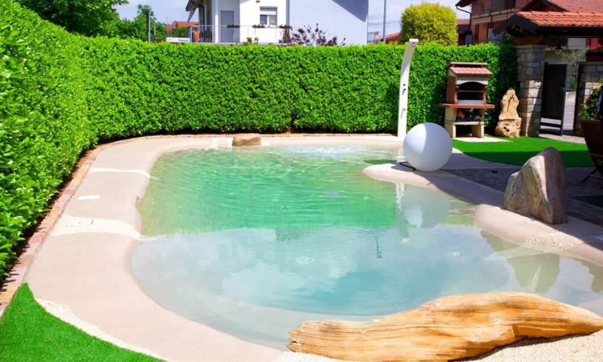 Die Wasseraufbereitung und die Beckenhydraulik orientieren sich an Schwimmbadbau-Standards, wo grösstmögliche Hygiene auch mit Naturprodukten auf Magnesiumbasis erreicht werden kann.