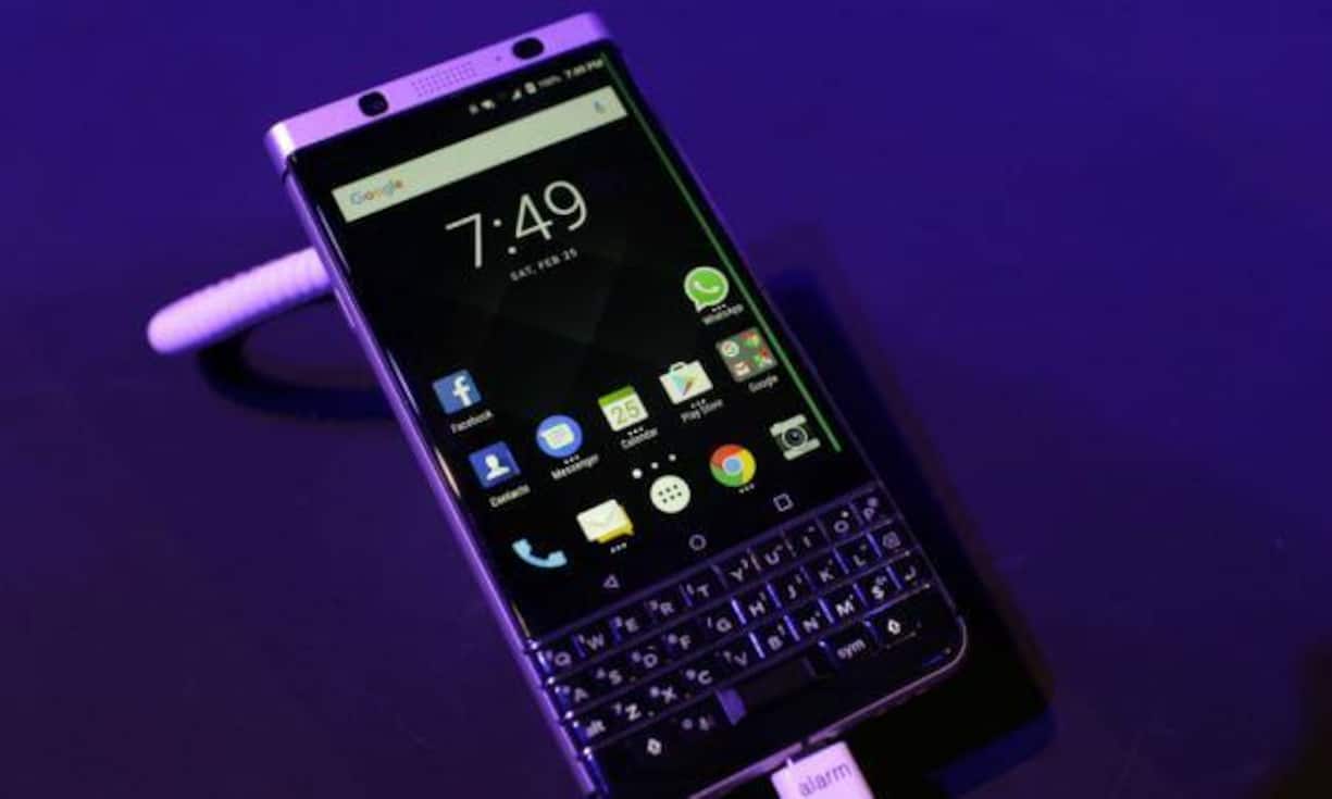 Blackberry hat den Anfang gemacht und am Samstag das KeyONE präsentiert. Das Smartphone ist das erste, dessen Entwicklung komplett in der Hand der chinesischen Firma TLC gelegen hat. Das Gerät bringt die klassische Tastatur zurück, für die Blackberry bekannt ist. Die Kanadier haben die Entwicklung eigener Smartphones aufgegeben, nachdem der Martanteil zu sehr geschrumpft war.