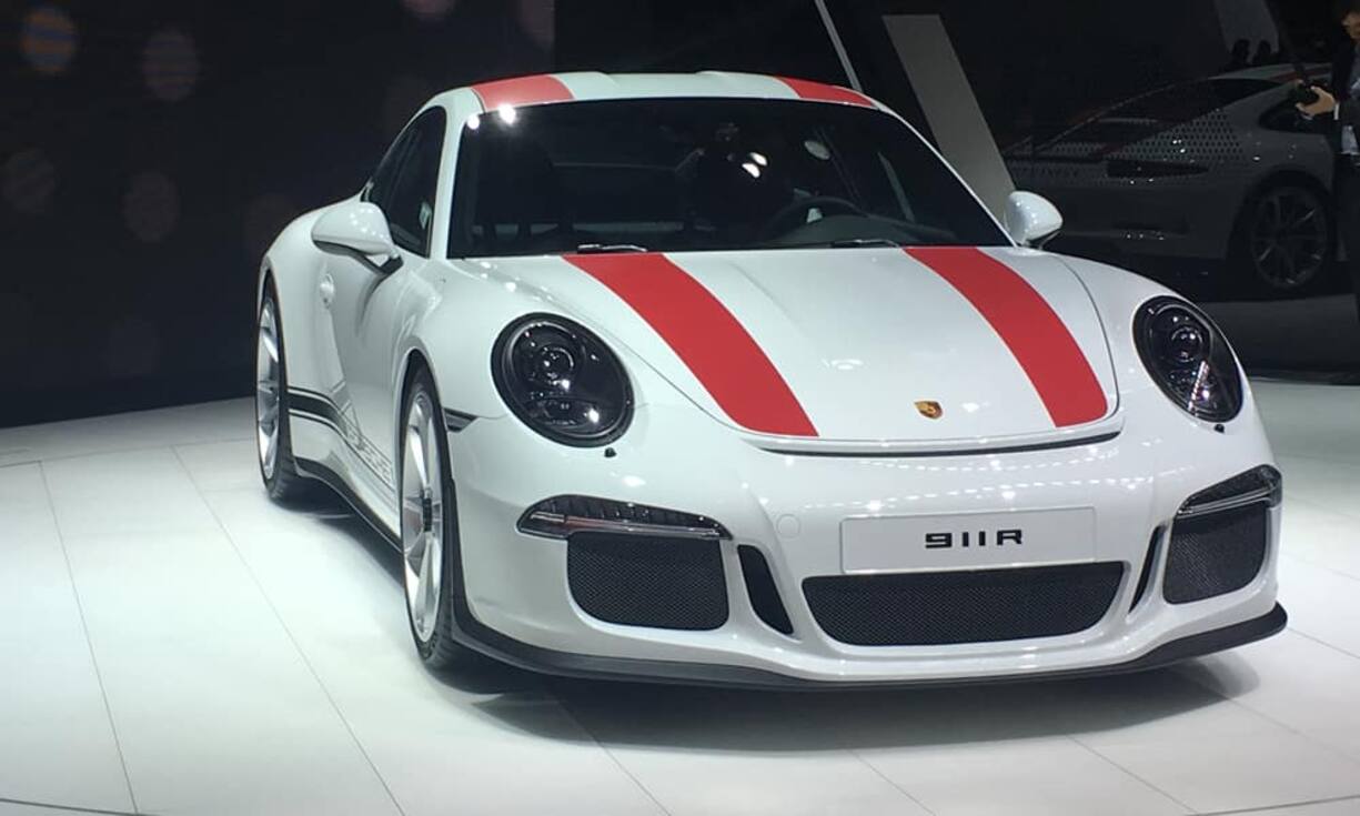 Aus dem Hause Porsche feiert ausserdem der 911 R Premiere. Mit einem 368 kW (500 PS) starken Vierliter-Boxer-Saugmotor und einem Sechsgang-Sportschaltgetriebe steht der 911 R in der Tradition seines historischen Vorbilds.