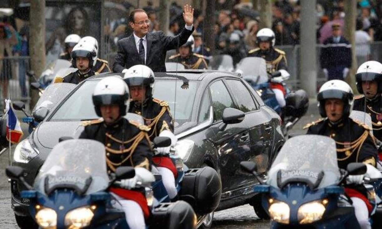 Ein Blick auf frühere Präsidenten und ihre Autos zeigt: Die präsidialen Geschmäcker sind verschieden. So fuhr Macrons Vorgänger François Hollande im Jahr 2012 im futuristischen Citroën DS5 vor. Allerdings unterschied dieser sich in einem Punkt von anderen seiner Art: Das 200-PS-Hybridfahrzeug hatte ein Faltdach, das Hollande extra einbauen liess - schliesslich muss der neue Präsident bei seiner Paradefahrt aus dem Dach herauswinken.