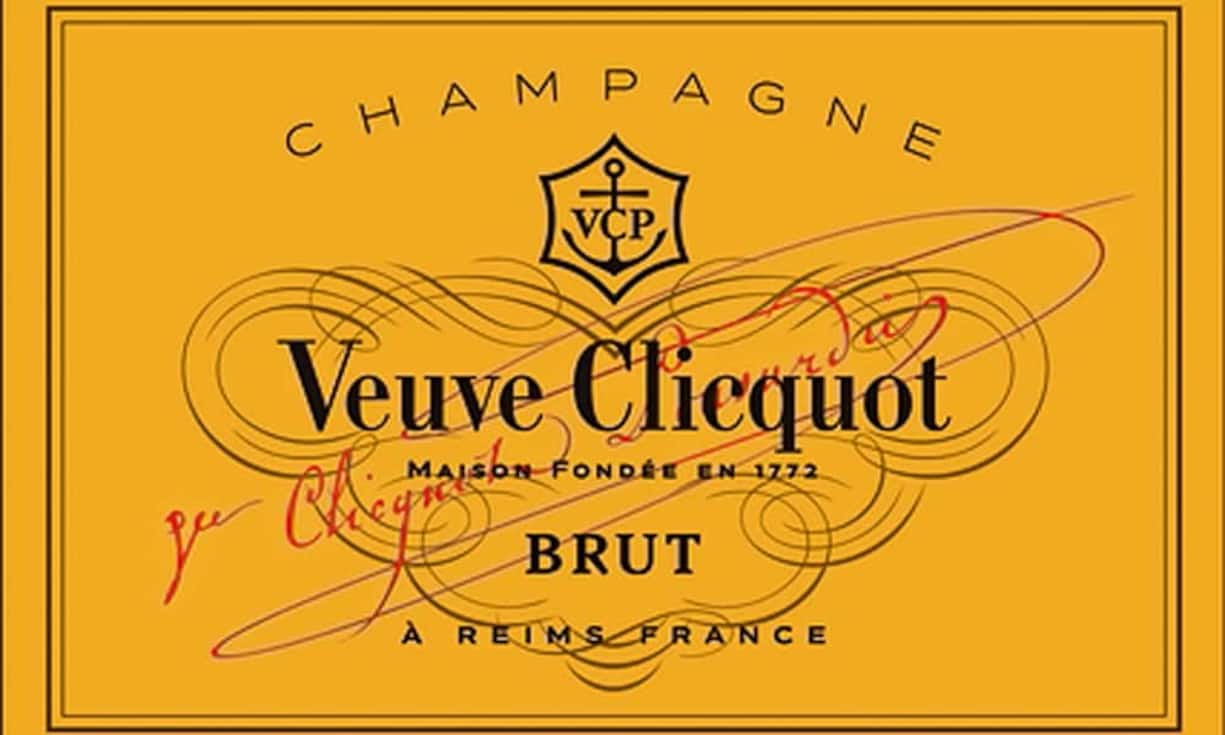 Veuve Clicquot Brut Yellow Label. Der Pinot Noir dominiert mit mehr als 50 Prozent der Assemblage diesen goldig schimmernden Wein. Aromen reifer Früchte, von Pfirsich und Aprikose, mit Nuancen von Brioches. Der Geschmack ist frisch, von delikater Vinosität, die Nachhaltigkeit beeindruckend und der Abgang strukturiert.