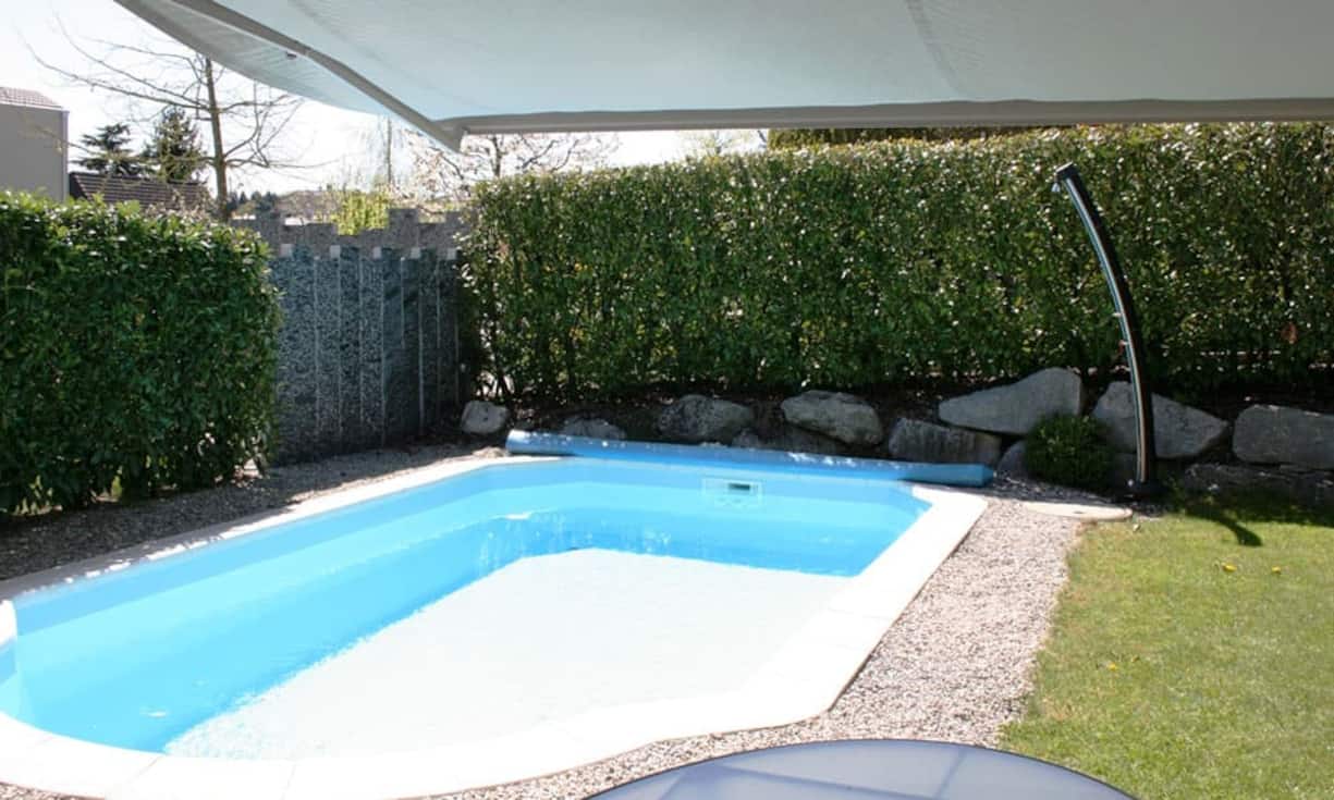 In den Garten integriert ist der solarbeheizte Swimming Pool.