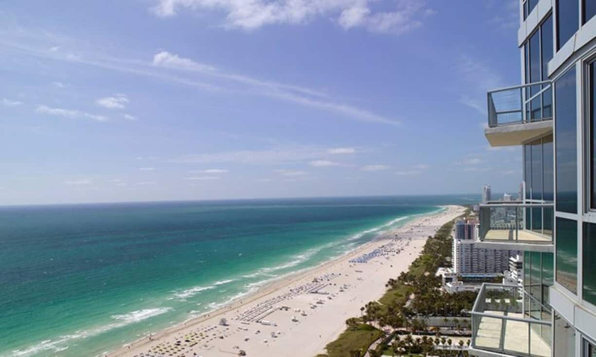 Der Standort befindet sich direkt am breiten Sandstrand von Miami Beach.
