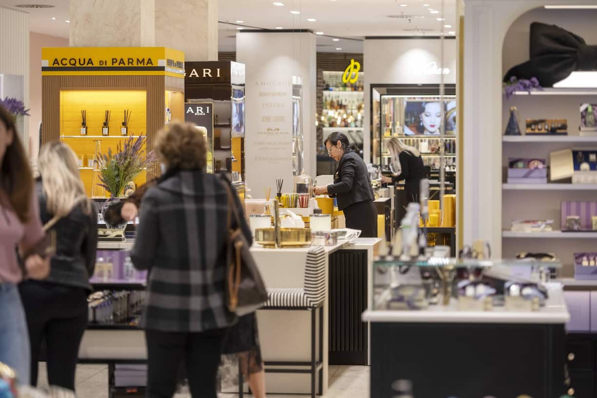 Kunden kaufen kurz nach der Tueroeffnung um 10 Uhr im Warenhaus Jelmoli am Tag der Wiedereroeffnung nach dem Corona-Lockdown ein, am Montag, 11. Mai 2020, in Zuerich. Nach dem Corona-Lockdown koennen ab heute Geschaefte, Institutionen und weitere Einrichtungen ihren Betrieb unter Erfuellung des vom Bund verordneten Schutzkonzeptes wieder aufnehmen. (KEYSTONE/Christian Beutler)